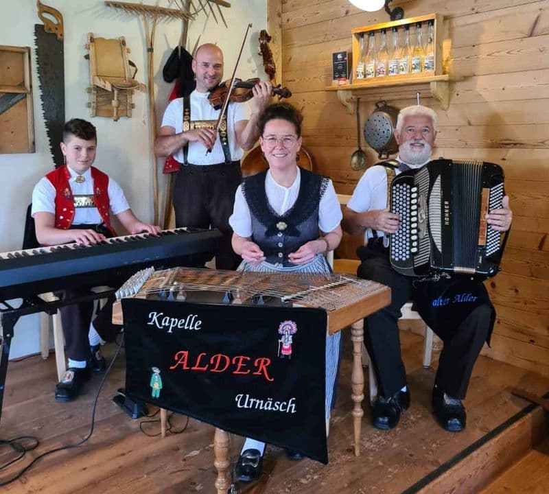 Kapelle Alder – STREICHMUSIK, JODEL UND «SÜDWÖRSCHT»