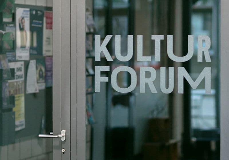 Glastür mit Schriftzug «Kulturforum»